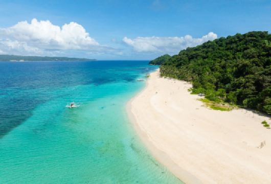 长滩岛旅游套餐（跳岛游）【探索长滩岛令人惊叹的白色沙滩、清澈见底的海水以及岛上丰富多彩的当地景点，尽享这次岛屿之旅。 享受悠闲时光，在沙滩上放松身心，或浮潜探索丰富多彩的海洋生物。】