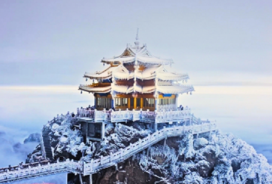 洛阳老君山景区一日游【早晚班发车 纯玩团 大巴直达索道站】【[退改无忧]出行前一天如有行程变动，无损失退改，放心报名；】