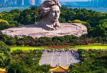 8人小团  湖南博物馆+橘子州+岳麓山+爱晚亭一日游【[专业精湛讲解]本地资深导游，带您走进湖湘文化，感受汉文化精髓！】