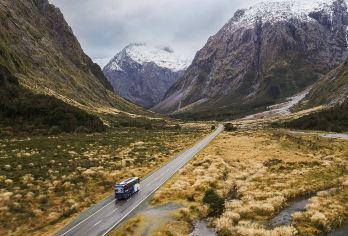 新西兰南岛大巴日游 皇后镇—库克山-蒂卡波-基督城 (单程)【新西兰南岛非常精典的线路，无需自己开车，简单省力的旅行方式，欧美游客团，性价比高。】