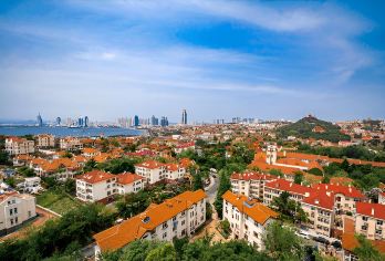 【青岛】小鱼山公园、栈桥码头、青岛啤酒博物馆包车一日游【在历史悠久的青岛啤酒厂品尝一杯新鲜酿造的啤酒，探索青岛的酿酒历史。 漫步于标志性的站桥码头，惊叹于圣米迦勒教堂的哥特式之美。 漫步于殖民时代的豪宅之间，从小鱼山欣赏城市美景。】