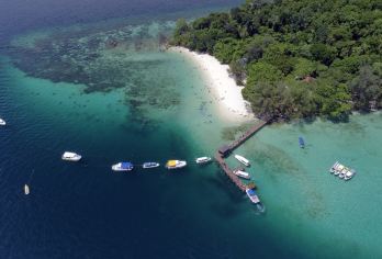 沙比岛 浮潜体验 - 丝绸港码头 | 沙巴 亚庇【岛上晶莹剔透的蓝色海水和广阔的绿植环绕，五彩斑斓的鱼儿在水中游动，令人叹为观止。风景如画的海岸线、碧绿的海水和岛屿美景，都非常适合拍照。您可以沐浴在阳光下，在洁白的沙滩上堆沙堡，或是浮潜，寻找美丽的珊瑚和鱼类。】