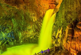 昆明石林风景区+九乡包车一日游【专车接送、懒人游、独立用车】【一车一团，市区三环内上门接送，不等车，不排队，更早到达景区，避免等车，打不到车的麻烦！】