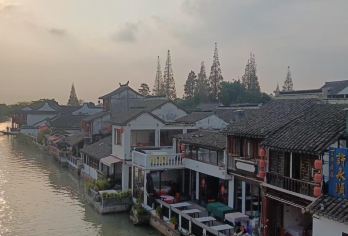 上海影视乐园+朱家角古镇景区一日游【旧梦重现+打卡千年古镇】【漫步影视经典场景，收获新奇游玩体验，沉浸式感受海派魅力；】