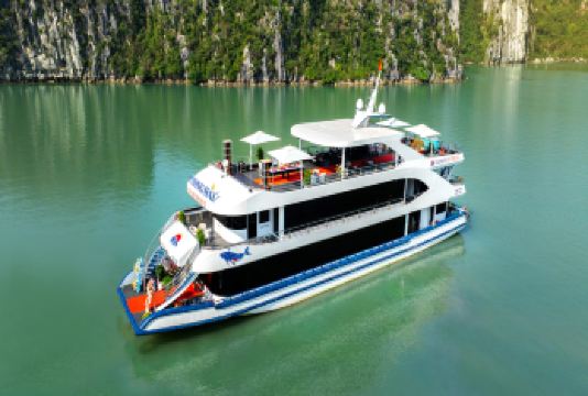 和谐豪华下龙湾游轮之旅：含按摩浴缸、皮划艇、洞穴探险及巴士接送午餐套餐【搭乘和谐号游轮探索下龙湾标志性景观，饱览石灰岩小岛与著名地标的壮丽风光 划皮划艇或乘坐竹筏穿越宁静的泻湖，探索惊讶洞和卢昂洞 在Ti***岛放松身心，享受游泳、全景视野，并在游轮上参加日落派对】