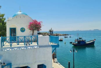 岘港半日咖啡之旅 - 海岸风情【用充满当地风情的日光和越南籍咖啡开启美好的一天。 探索热闹的韩市，领略灵应寺的魅力和迷人景色。 参观风景如画的 Marina Sơn Trà，这是一家以圣托里尼为灵感的咖啡馆，您可以在那里放松身心，欣赏海岸的宁静美景。】