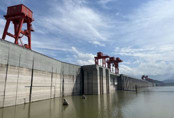 三峡垂直升船机+三峡大坝一日游【乘豪华游轮翻越三峡大坝】【亲身体验游轮乘坐世界电梯，3700吨排水量的豪。 华游轮过落差113米的三峡大坝。】