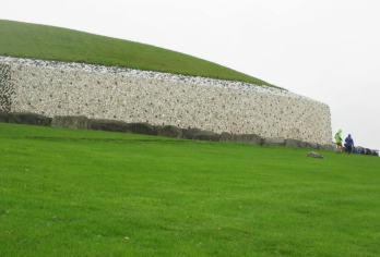 【都柏林史前巨石宝藏】博因考古遗址群+鲍尔斯考特庄园+便士桥【10小时中文专车包车服务，可上门接送】