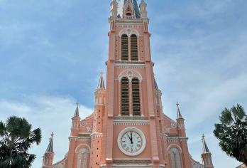 越南胡志明市一日游+统一宫+圣母大教堂+中心邮政局+西贡河【空调巴士+英文导游+1瓶矿泉水/天/人+门票+水上巴士票】