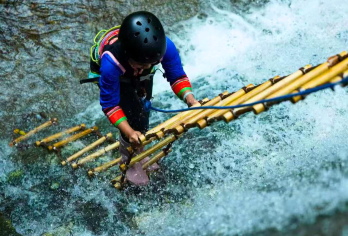 基诺山幽河谷雨林徒步|瀑布出片+高端限流+送雨靴+现烤雨林餐【[高端升级版]告别走马观花！巴卡雨林颠覆传统徒步，解锁沉浸式雨林小众体验～】