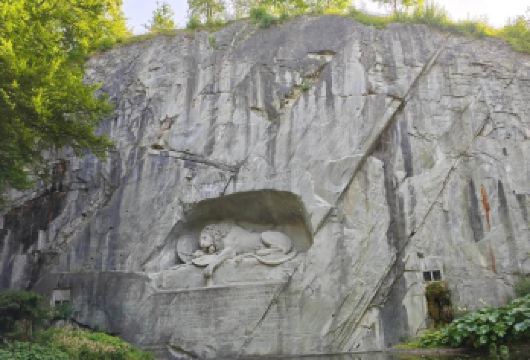 瑞士卡佩尔廊桥+垂死狮子像+天鹅广场+卢塞恩老城区+卢塞恩湖【一个被誉为“世界花园”的国家，拥有着让人陶醉的自然风光和丰富的文化遗产】