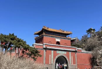 泰山风景区+南天门+五岳独尊玉皇顶一日游◆济南上门接◆可索道【[超服务]（1.4m以上学生可购买成人票，持学生证可退费57元）（快速通道是指泰山首道门票）】