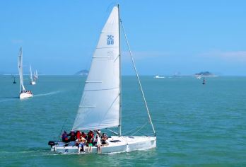 帆船出海/老院子+赶海+沙坡尾+演武大桥观景台+午餐【[特色体验]体验帆船出海或闽南风俗，赶海抓蟹，感受美好的亲子时光。】