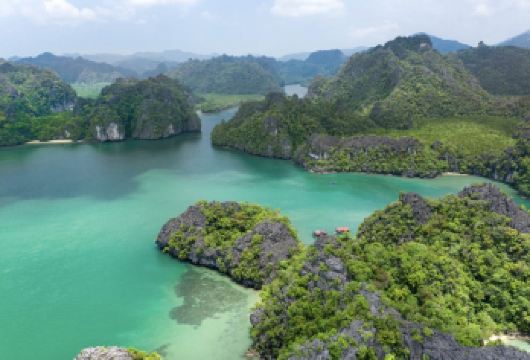 兰卡威蓝色天堂5合1体验：跳岛游、观鹰、海钓及烧烤盛宴【逃离都市喧嚣，沉浸于一处隐秘天堂，翠绿雨林与清澈碧蓝海浪在此交汇。 享用一顿现烤的海鲜美食午餐，还可选择将自己捕获的海鲜交由厨师烹制。 在兰卡威宁静富饶的海域体验钓鱼的刺激乐趣。】