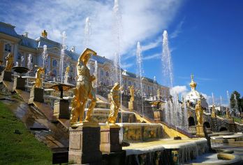 俄罗斯圣彼得堡彼得霍夫宫（夏宫）+百年书店一日游【上午领略帝国夏宫的喷泉与园林之壮丽，下午沉浸于百年书店的静谧与历史书香中】