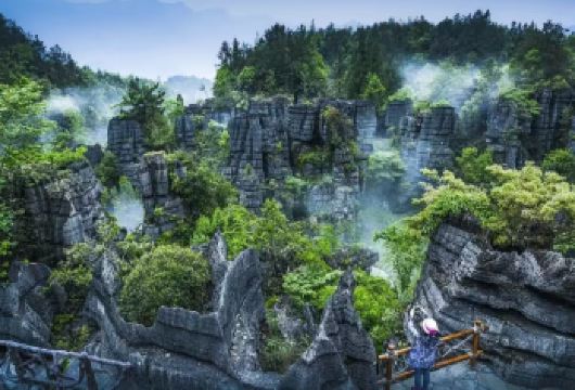 【拼小团·纯玩·含接送·含景交】梭布娅石林+土家女儿城一日游【[匠心独具]恩施，一个如诗如画的地方，等待着你的探索。 踏上这片土地，仿佛进入了一个梦幻的世界。】