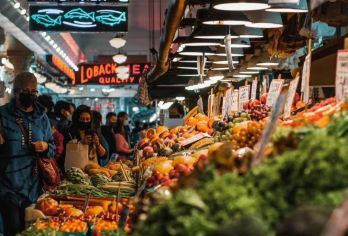 西雅图包车日游：派克市场+奥林匹克雕塑公园+太平洋科学中心【逛百年农贸市场，打卡免费海滨雕塑公园，玩转互动科学中心，体验音乐与流行文化，全程顺路无回头。】