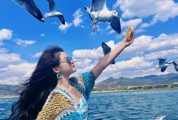 泸沽湖纯玩一日游+360°环湖+猪槽船+走婚桥+8-15人团【360°环湖、里格、猪槽船、草海走婚桥】