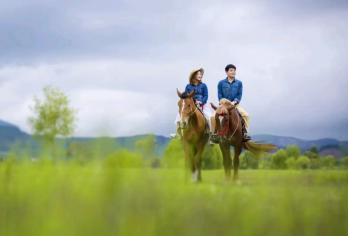 丽江拉市海茶马古道一日游【骑马+会所划船+千古情+接送含餐】【懒人模式、出发时间自由，9-14点整点发班:多套餐可选、人多可升级独立，全程舒适商务车7-12人左右】