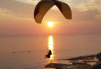 巴厘岛南部滑翔伞基地【资深教练保驾护航|全方位专业摄影记录】【[安全承诺]认证教练一对一指导，采用高品质欧洲滑翔伞设备，确保每一次飞行的安全性】