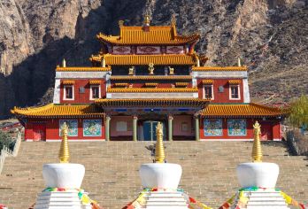 银川至阿拉善盟贺兰山南寺广宗寺+定远营一日游【上午探秘广宗寺，赏内蒙古超大石雕佛像群，追寻六世达赖仓央嘉措足迹。】