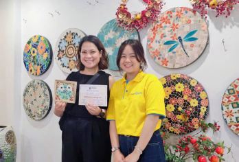 河内巴庄陶艺村的马赛克珍品【探索巴庄 600 年历史的陶艺村：走进越南丰富的陶瓷遗产中心，探索这个古老文化的传统 在 Bat Trang 历史悠久的环境中，在技艺精湛的工匠的指导下，亲手创造您自己的马赛克杰作。】