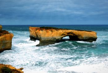 澳大利亚大洋路+十二门徒岩+吉布森台阶一日游【逆向】【全球著名的沿海公路，蜿蜒经过了海滩、悬崖、雨林和小镇，被无数旅游爱好者列入人生目标要去地方清单之中。】