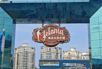 中英街+大梅沙+地王观光深港之窗+深圳湾+梅拉尼亚小镇一日游【[专属服务]可升级小包团，市区范围内上门接，不早起，不赶路】