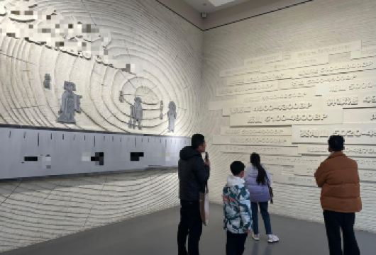 【金牌说】良渚博物馆讲解 2.5H讲解大咖讲师8人精品小团【[金牌导游讲师团]他们博古通今，幽默睿智，善于挖掘文物背后的故事，用有趣的方式还原历史真相；】