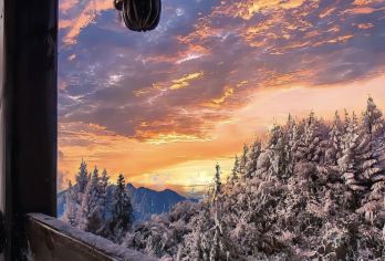 长岭岗滑雪【赠滑雪三件套雪杖、雪板、雪板】【各种戏雪项目、赏雪打卡小火车观光等娱乐游玩项目一应俱全。】