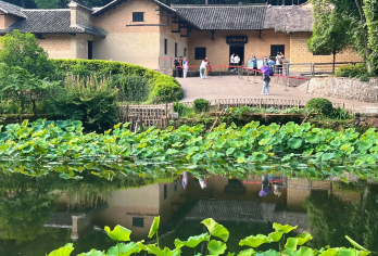 韶山毛泽东故居+纪念馆+刘少奇故里一日活动【讲解+好评导游】【[纯净出游]自主发班、不转卖，无购物，0套路，进店1赔10，送纪念馆像章、送耳麦，送品牌矿泉水】