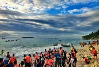 与奥斯洛布的鲸鲨一起浮潜并在图马洛格瀑布游泳【您可以在距离仅几米远的自然栖息地中，在温柔的海洋巨人旁边游泳或浮潜！ 在图马洛格瀑布 (Tumalog Falls) 拍摄值得在 Instagram 上分享的照片（每月第二个星期三关闭）。 实现人生清单上的梦想：在菲律宾与鲸鲨一起游泳，在 Tumalog 追逐瀑布——所有这一切都在一天之内完成！】