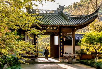 灵隐飞来峰景区+灵隐寺半日游【赠3支檀香丨15人小团精讲】【甄选行程：寺庙旅游『灵隐飞来峰』ღ『灵隐寺』】