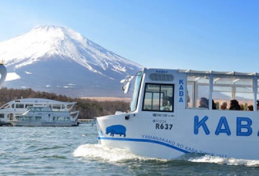 小团接送|富士山河马KABA巴士游船一日游+河口湖+网红打卡【一次行程尽览河口湖与山中湖双湖风光，搭乘特色KABA巴士水陆两栖，从独特视角欣赏富士山与湖景。】