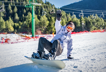香格里拉七星滑雪一日游【丽江往返+含午餐+提供滑雪装备】【[滑雪圣地]打卡北半球纬度滑雪场，日照时间充足，气候宜人，难得的得天独厚的野外滑雪场】