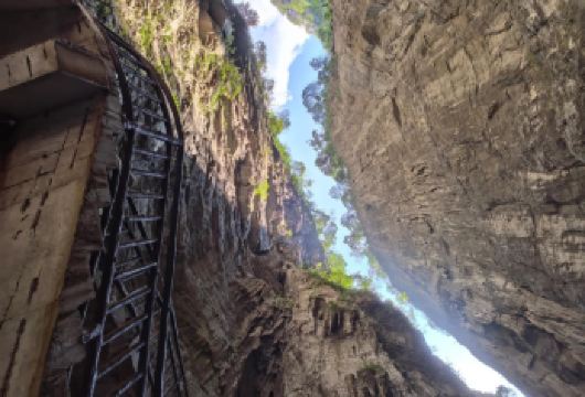 重庆武陵山大裂谷+816工程+乌江赤壁一日游【纯玩8人小团】【2-8人VIP小团，同团人数少，行程自在，轻松惬意】