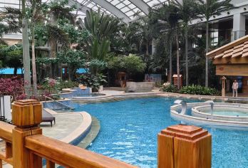 长春长影世纪城+国信南山温泉一日游【电影主题公园，天然氧吧泡温泉|专车接送|行程可调|可定制行程】