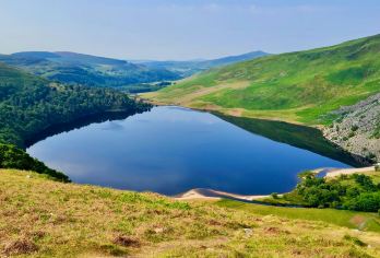 都柏林往返&威克洛山脉+徒步历史+寻踪中世纪修道院+滨海小镇【服务时间：本产品为中文司机专车出行，服务时长为10小时，包括往返接送、景点参观及用餐时间；】