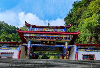 广西贵港北帝山+玻璃栈道+财神殿观景台一日游可英文服务【可提供英文及小语种导游服务-往返接送-可选导游-可代订门票】