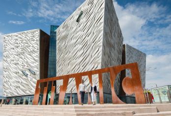 都柏林到贝尔法斯特地标打卡游（单程，不返回都柏林）【跨越边境 + 北爱历史 + 贝尔法斯特经典地标】