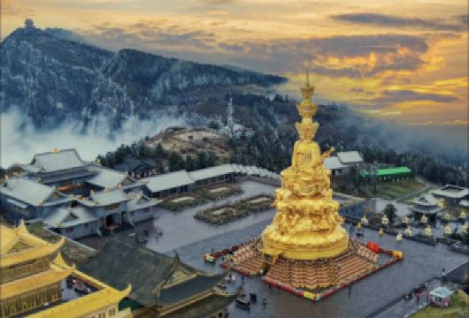 成都往返一日游：乐山大佛+峨眉山｜中英等多语种导游-定制包车【双遗产地一日畅游，高效串联世界文化遗产乐山大佛+世界自然与文化双遗产峨眉山】