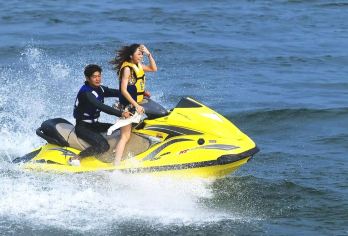 提供上门接服务【游艇出海+摩托艇体验+自助海钓+饮品+小吃】【[当天可定]飞桥豪华游艇，专业船长水手服务，为您保驾护航】