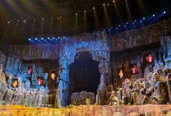 西安私人休闲游：华夏文化海洋公园&骆驼铃铛传奇表演【观看精彩的唐代歌舞表演，运用全息投影和水幕技术，生动展现丝绸之路的历史。 前往华夏海洋公园，探索海底世界，欣赏文化表演。 在互动式丝绸之路区域，像商人一样进行贸易，骑乘虚拟骆驼，或制作古代钟。】