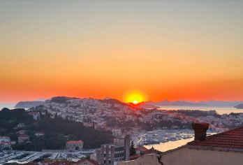 克罗地亚+Ljuta 河峡谷徒步+植物园+贝尔维尤海滩日落【《权力的游戏》里的“君临城”红屋顶、古城墙、湛蓝海水，每一帧都像电影画面～世界遗产城市，权游迷闭眼冲】