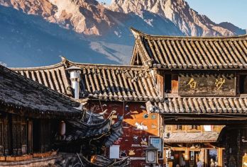 别挤古城了！丽江老炮带你一天刷遍4个当地景点【您的专车一天内带您穿梭于丽江的四个平行世界——原始、自然、悠闲与繁华，省去所有等车、找路的旅行内耗。】