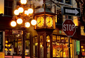 温哥华史丹利公园+固兰湖岛+煤气镇+卡皮拉诺吊桥公园一日游【一日内串联温哥华经典地标，从皇家花园、文艺市集到历史老街与自然雨林，体验多元城市风貌。】