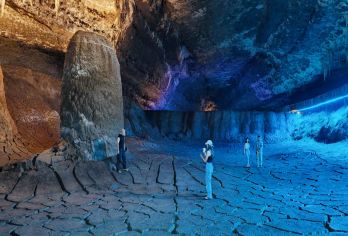 【2-6人小团·含门票·上门接】恩施魔眼天宫一日游【[魔眼天宫]山清水秀，幽深峡谷、恍如世外桃源，等待着你的探索。仿佛进入了一个梦幻的世界。】