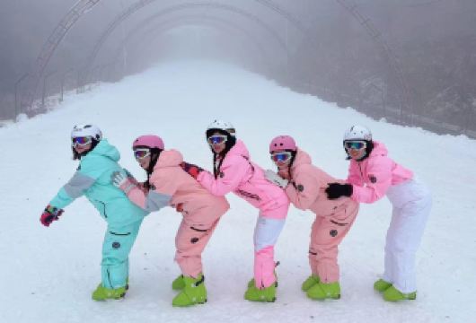 春节可订丨恩施出发绿葱坡滑雪纯玩一日游丨含接送+滑雪3件套【多年滑雪司导保驾护航，管家式一站服务，耐心细致，感受冬日暖心。滑雪大小同价。】