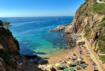 西班牙巴塞罗那周边小镇一日游（蓝色大海&平台热销100+）【中文专车司导+市区酒店上门接送+行程可调】