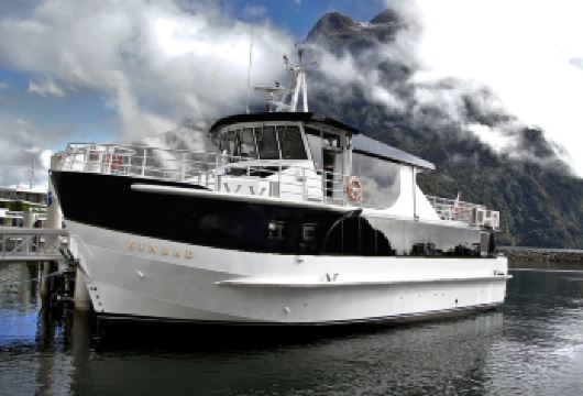 【奔驰小团】米尔福德峡湾 辛巴达号游船商务舱+美食+接送【乘坐MV辛巴达号探索米尔福德峡湾，全程巡游这片壮丽的峡湾，同时享用新鲜出炉的美味小吃。】